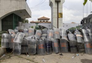 Policías protegen la sede del Parlamento nepalí durante las recientes protestas. EFE/EPA/NARENDRA SHRESTHA