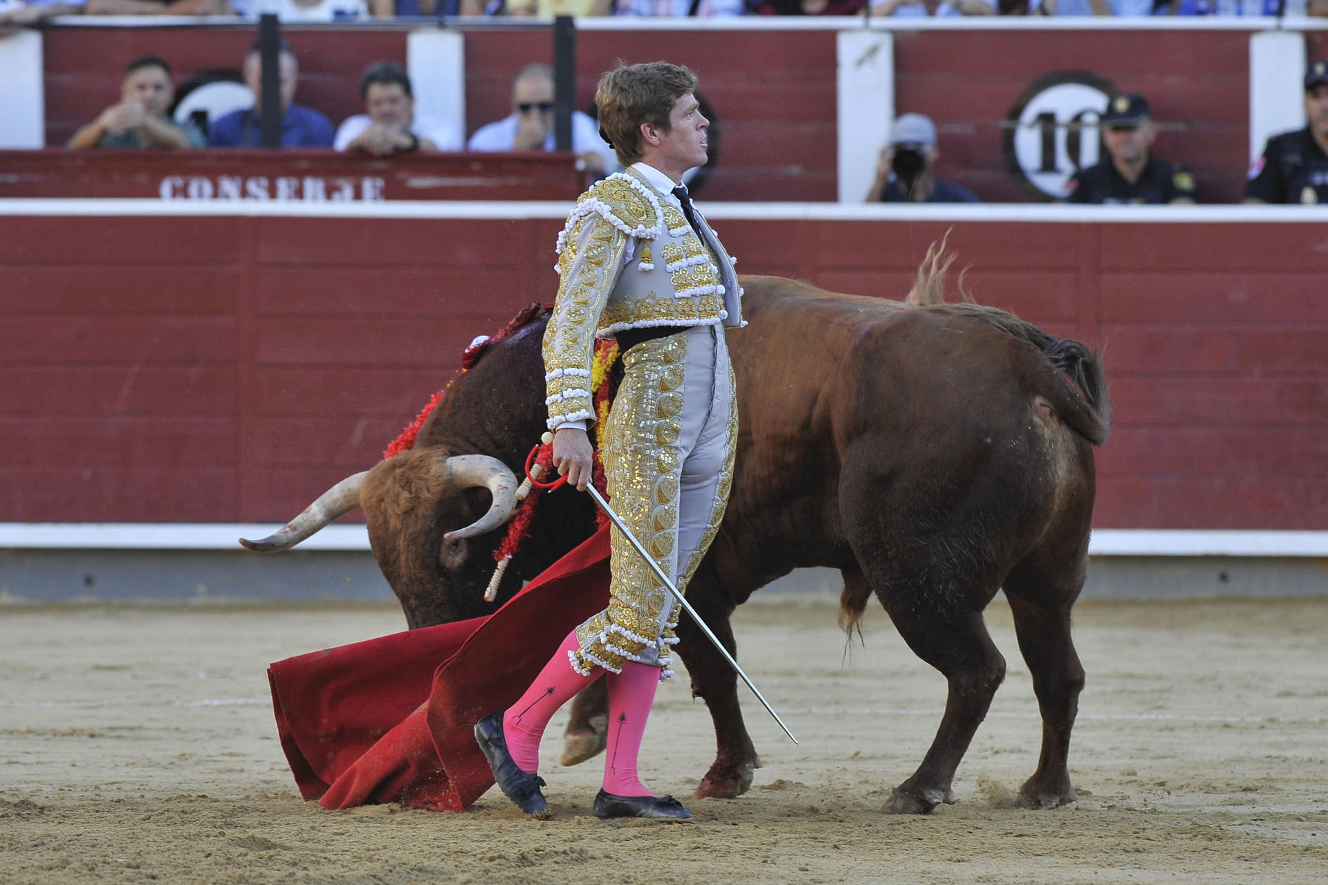 El diestro Borja Jiménez lidia un toro este jueves, durante la Feria de Albacete (Castilla la Mancha). EFE/ Manu
