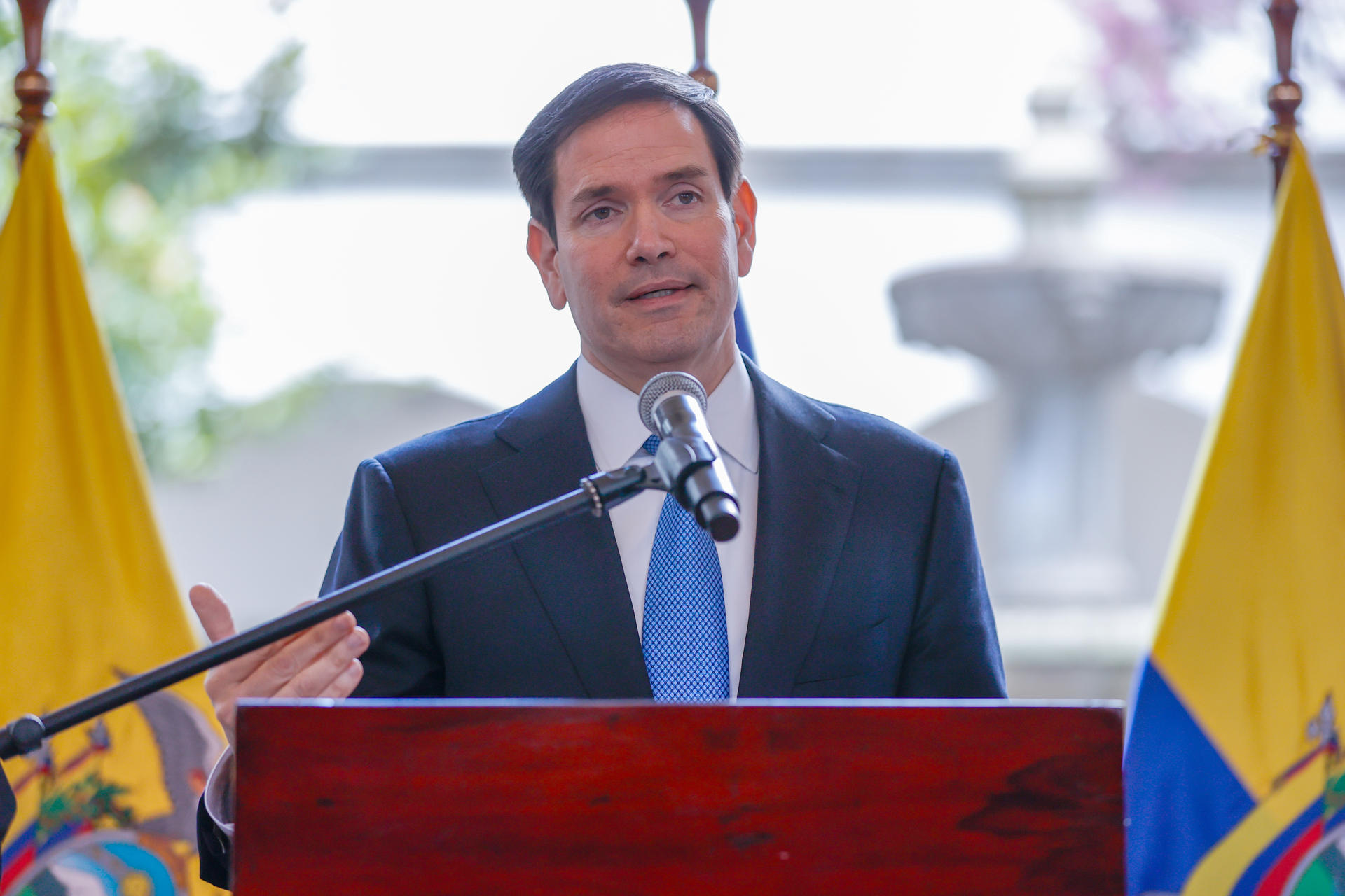 El secretario de Estado de los Estados Unidos, Marco Rubio, habla en una rueda de prensa este jueves, en el Palacio de Carondelet, en Quito (Ecuador). EFE/José Jácome