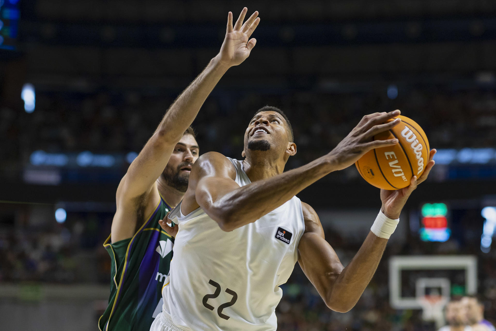 El pívot caboverdiano del Real Madrid, Walter Tavares (d) intenta encestar ante la defensa del pivot estadounidense del Unicaja, David Kravish (i) durante el tercer partido del XIV Torneo Costa del Sol disputado esta tarde en el Palacio de los Deportes José María Martín Carpena. EFE/Carlos Díaz.