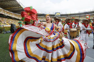 La reina del Carnaval de Barranquilla 2026, Michelle Char, se sumó a la fiesta y recorrió la pista atlética del estadio Metropolitano acompañada de una legión de disfraces de garabatos y congos. EFE/Mauricio Dueñas