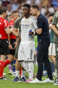 El entrenador del Real Madrid Xabi Alonso (dcha) conversa con Vinicius durante el partido de la jornada 5 de LaLiga EA Sports, que disputaron el Real Madrid y el RCD Espanyol, en el estadio Santiago Bernabéu de la capital española. EFE/Sergio Pérez