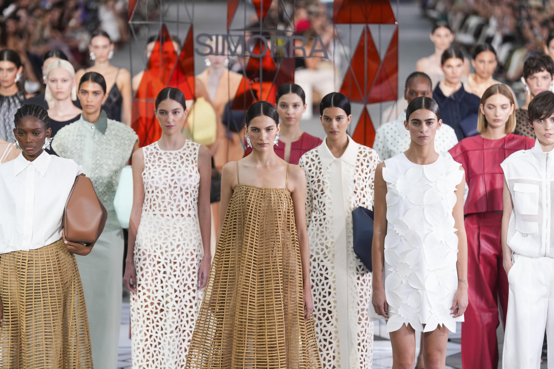 Desfile de la firma Simorra en el marco de la Mercedes-Benz Madrid Fashion Week, este miércoles, en la Galería de Cristal Palacio Cibeles, en Madrid. EFE/Borja Sanchez-Trillo