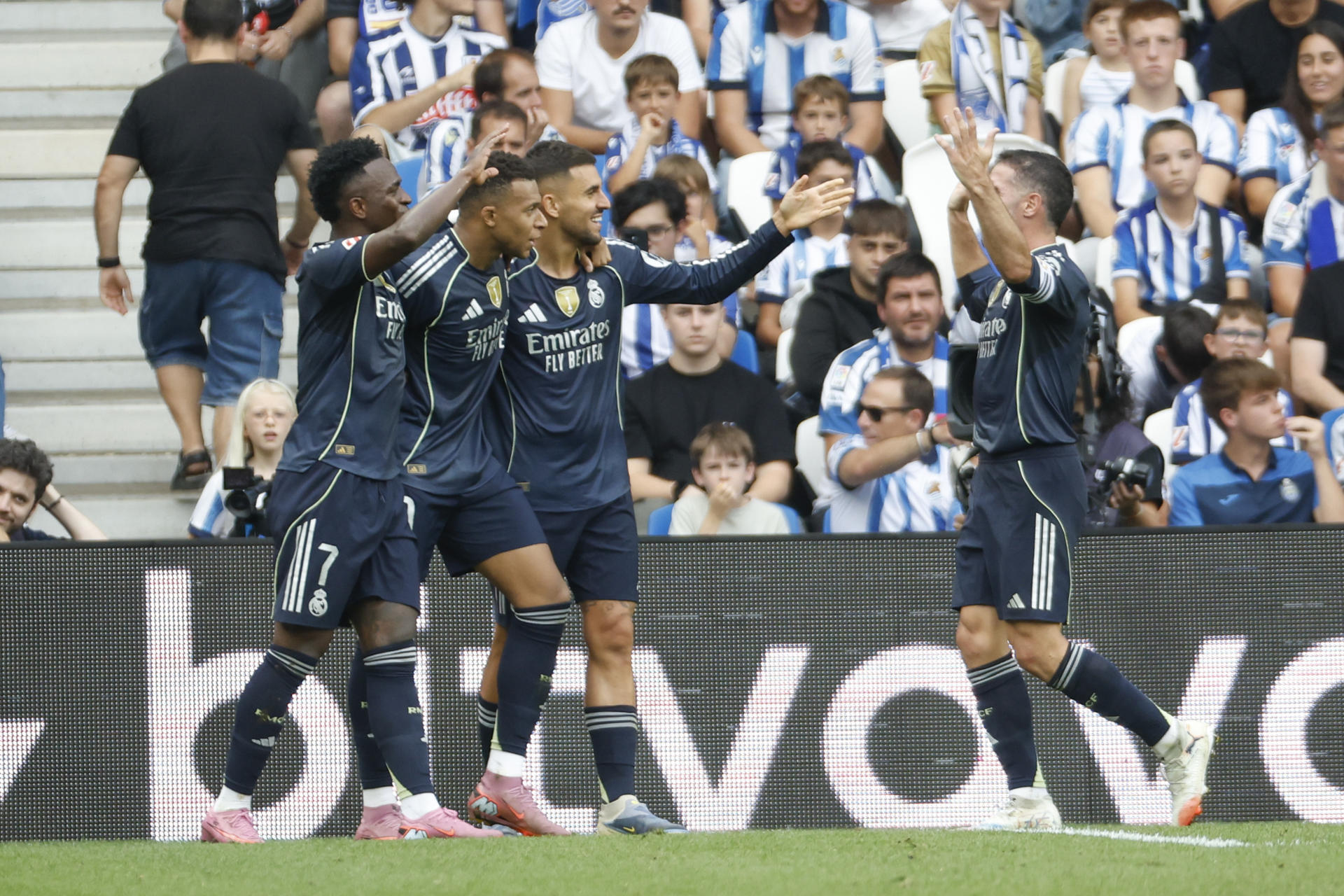 -Los jugadores del Real Madrid celebran el gol de Arda Guler, durante el partido de la jornada 4 de La Liga EA Sports este sábado en el estadio Municipal de Anoeta en San Sebastián.- EFE/ Javier Etxezarreta