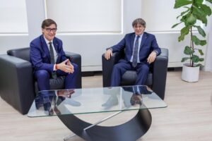 Reunión mantenida este martes en Bruselas entre el presidente catalán, Salvador Illa, y el expresidente y líder de Junts, Carles Puigdemont. EFE/EPA/OLIVIER MATTHYS