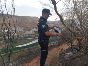 La Unidad de Policía Nacional Adscrita a la Comunidad Autónoma de Andalucía y los agentes de Medio Ambiente de la Brigada de Investigación de Incendios Forestales (BIIF) han llevado ante la Fiscalía a tres menores como presuntos autores del incendio forestal ocurrido en Granada el pasado 23 de agosto y que se habría originado con un mechero. EFE/ Junta De Andalucía SOLO USO EDITORIAL/SOLO DISPONIBLE PARA ILUSTRAR LA NOTICIA QUE ACOMPAÑA (CRÉDITO OBLIGATORIO)