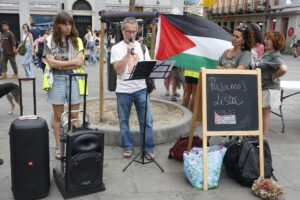 Los profesores de la Marea Palestina, que mantienen un encierro en el Círculo de Bellas Artes para reclamar el embargo de armas a Israel, van a "pasar lista" de forma simbólica a los 18.500 niños muertos en Gaza, cuyos nombres se leerán a lo largo del día como en un aula de colegio. EFE/ J.P. Gandul
