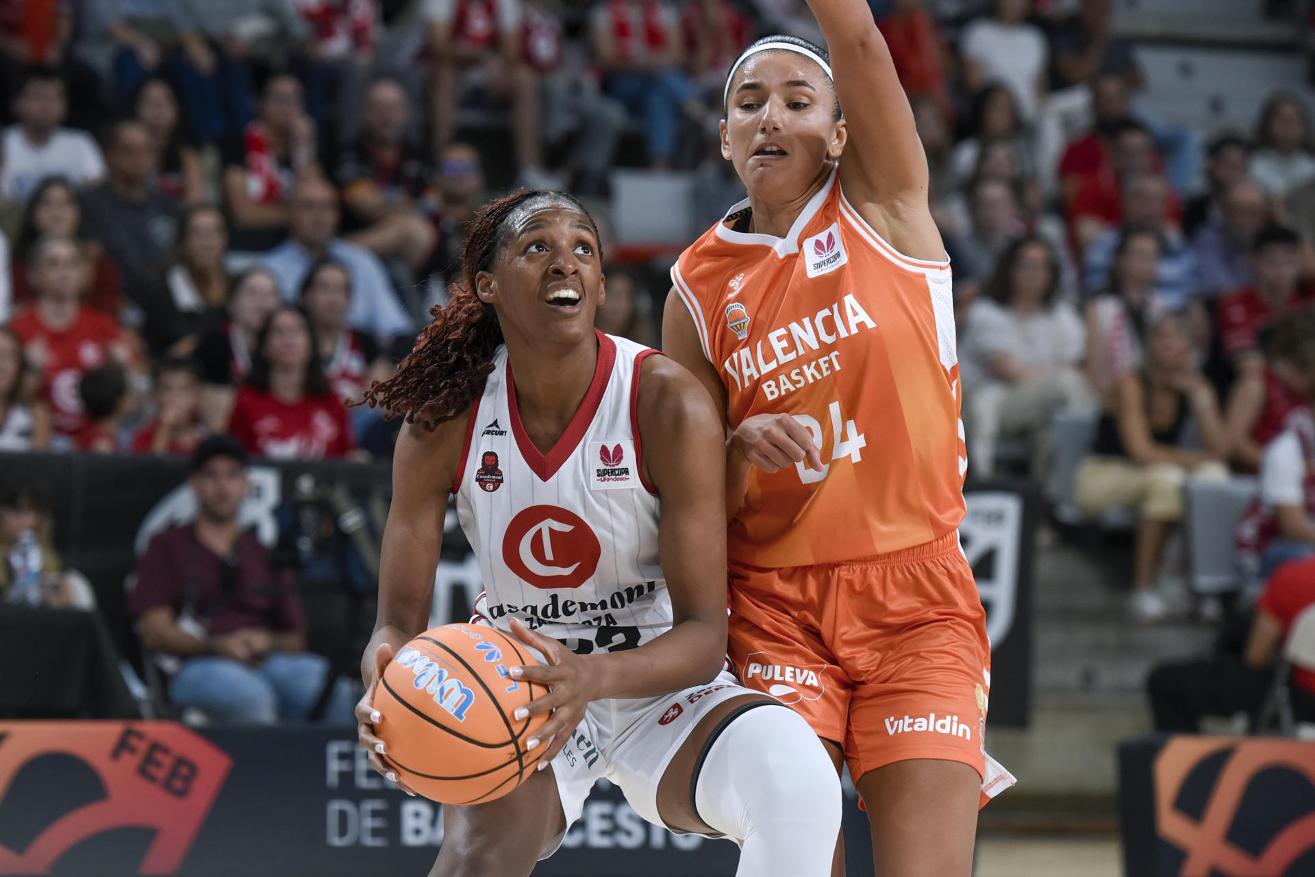 Mawuli (i), del Basket Zaragoza, ante Abdelkader, del Valencia Basket, durante el partido de la final de la Supercopa de España disputada este domingo en el Palacio de los Deportes de Huesca. EFE/ Javier Blasco