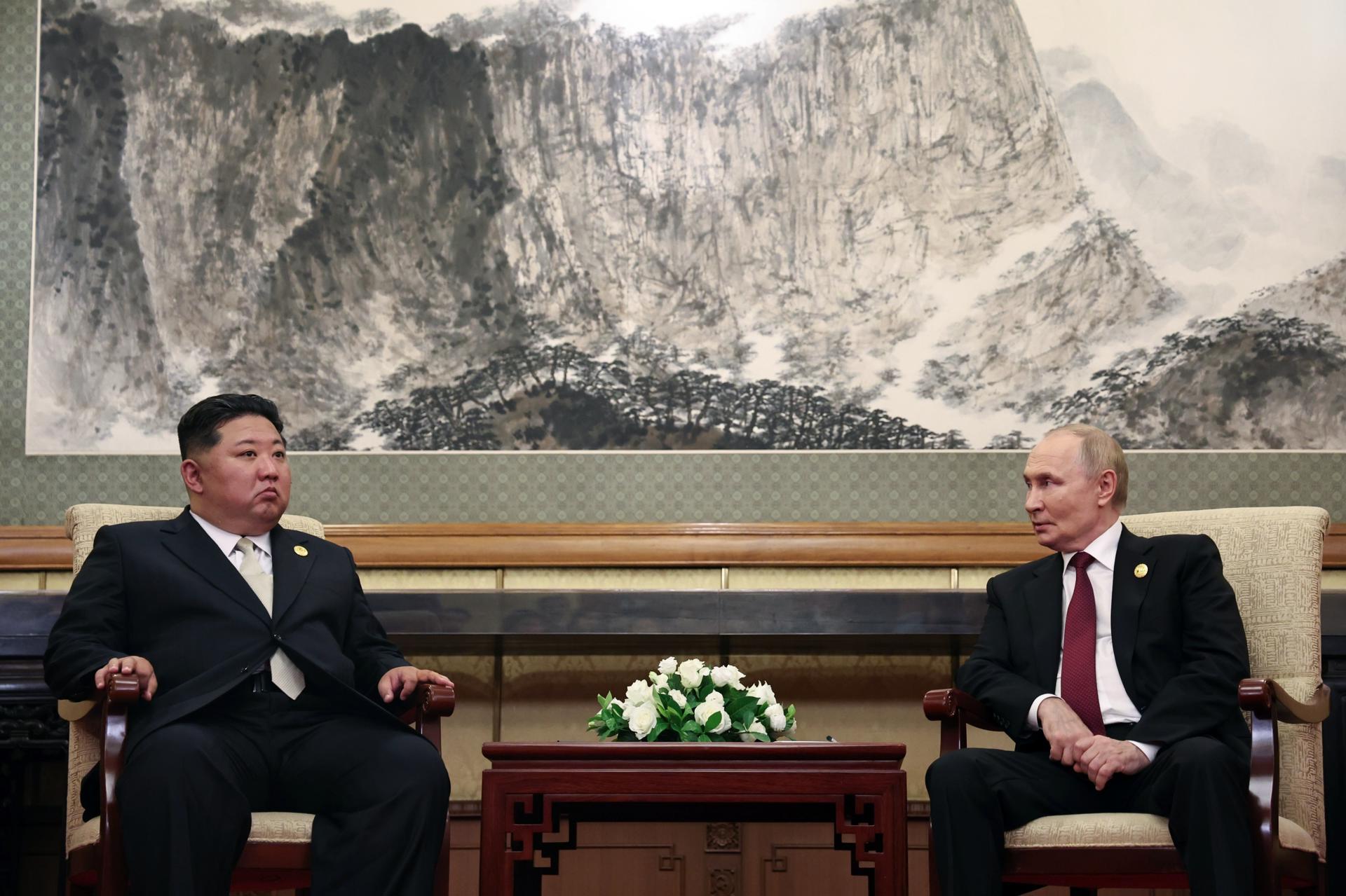 El encuentro entre el presidente ruso, Vladímir Putin, y el líder norcoreano, Kim Jong-un, en Pekín. EFE/EPA/ALEXANDER KAZAKOV/SPUTNIK/KREMLIN POOL MANDATORY CREDIT
