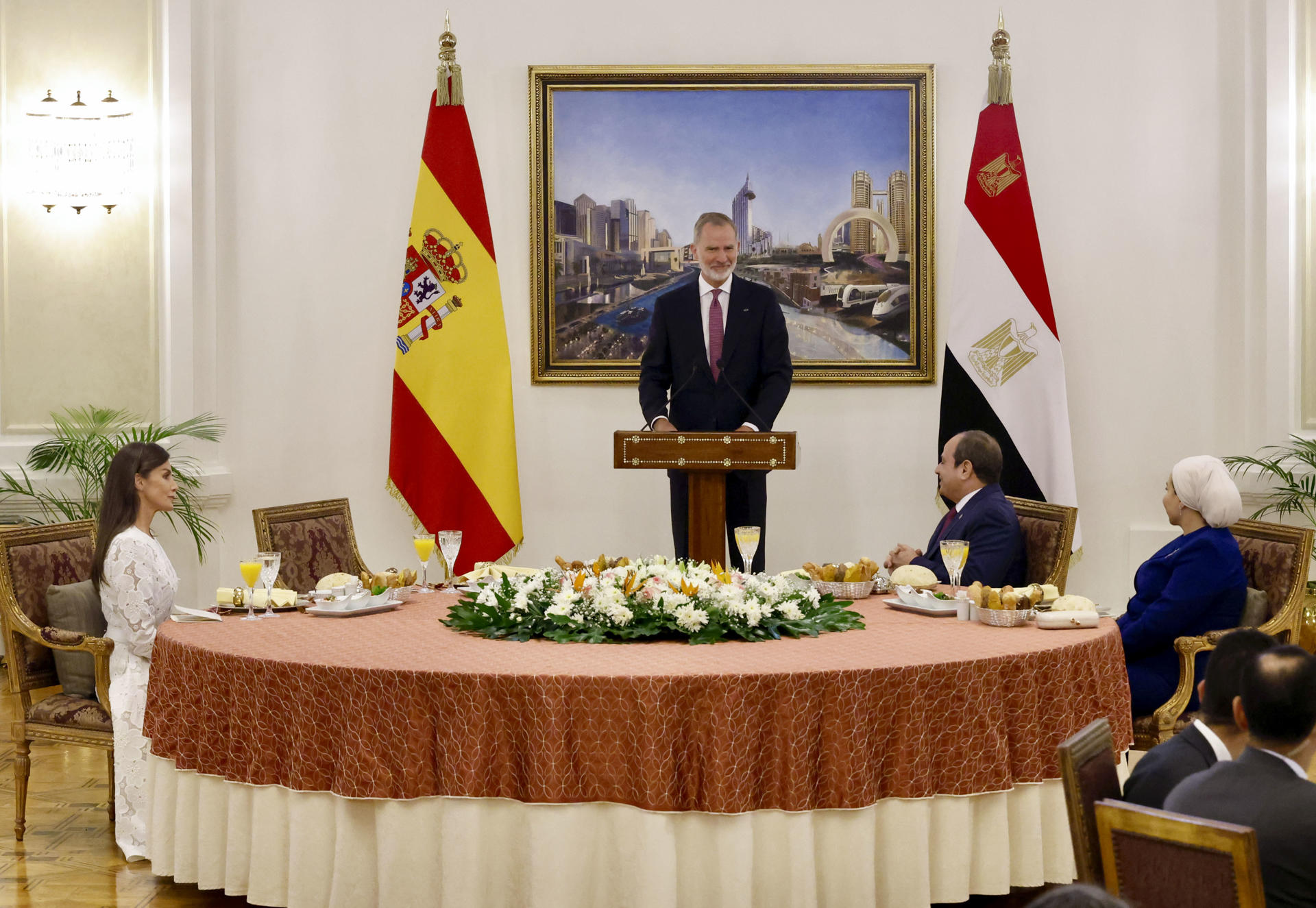 El rey Felipe VI pronuncia unas palabras durante el almuerzo que el presidente de Egipto Al Sisi y la primera dama de Egipto, Intisar Ahmed Amer, han ofrecido a los reyes de España en el Palacio de Al-Ittihadiya de el Cairo.. EFE/Francisco Gómez/Casa Real -