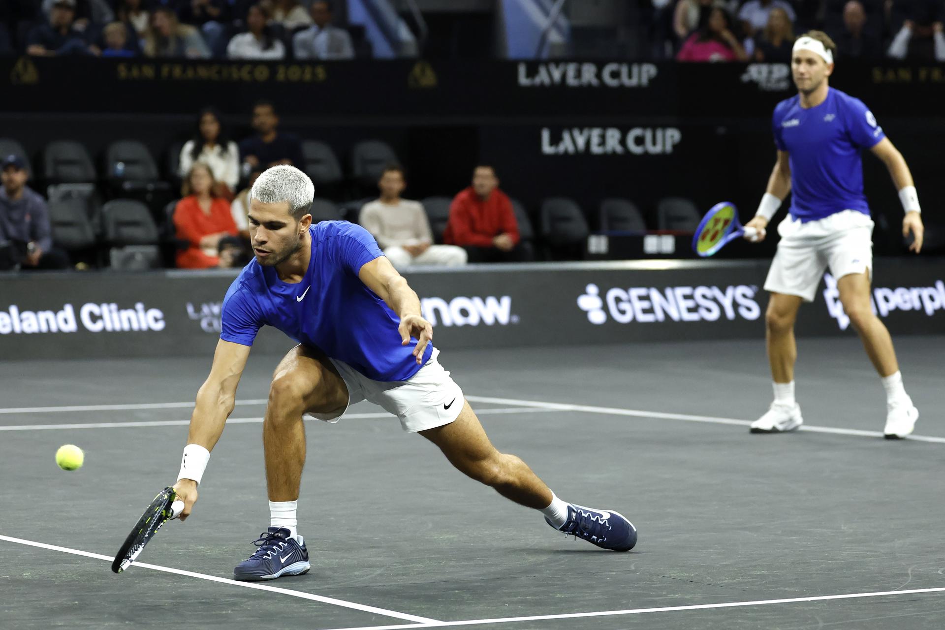 Carlos Alcaraz y Casper Ruud, del Team Europa, en acción en el partido de dobles contra Alex Michelsen y Reilly Opelka, del Resto del Mundo en la Copa Laver en San Francisco (EE.UU.). EFE/EPA/JOHN G. MABANGLO