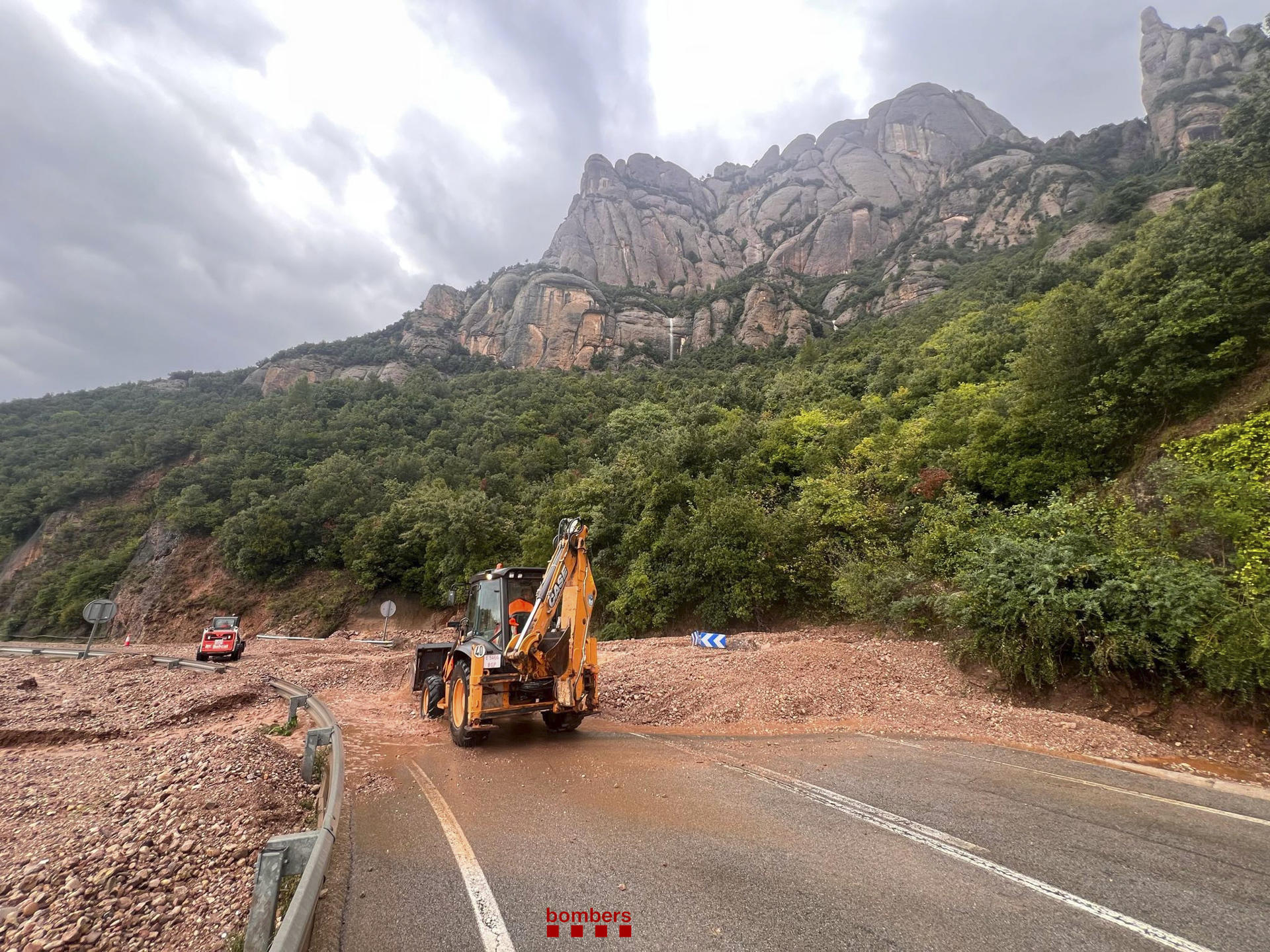 Fotografía publicada por Bombers Generalitat de Cataluña en su cuenta oficial de X de un deslizamiento en Marganell por las intensas lluvias que caen este domingo en Cataluña. Las lluvias que afectan Cataluña han dejado por ahora 106,6 litros por metro cuadrado en Montserrat, y en Marganell, un municipio situado en la falda de la montaña, se han tenido que cortar las carreteras locales BP-1103 y BP-1121 por desprendimientos, según fuentes del Servei Català del Trànsit. EFE/Bombers Generalitat de Cataluña SOLO USO EDITORIAL/SOLO DISPONIBLE PARA ILUSTRAR LA NOTICIA QUE ACOMPAÑA (CRÉDITO OBLIGATORIO)