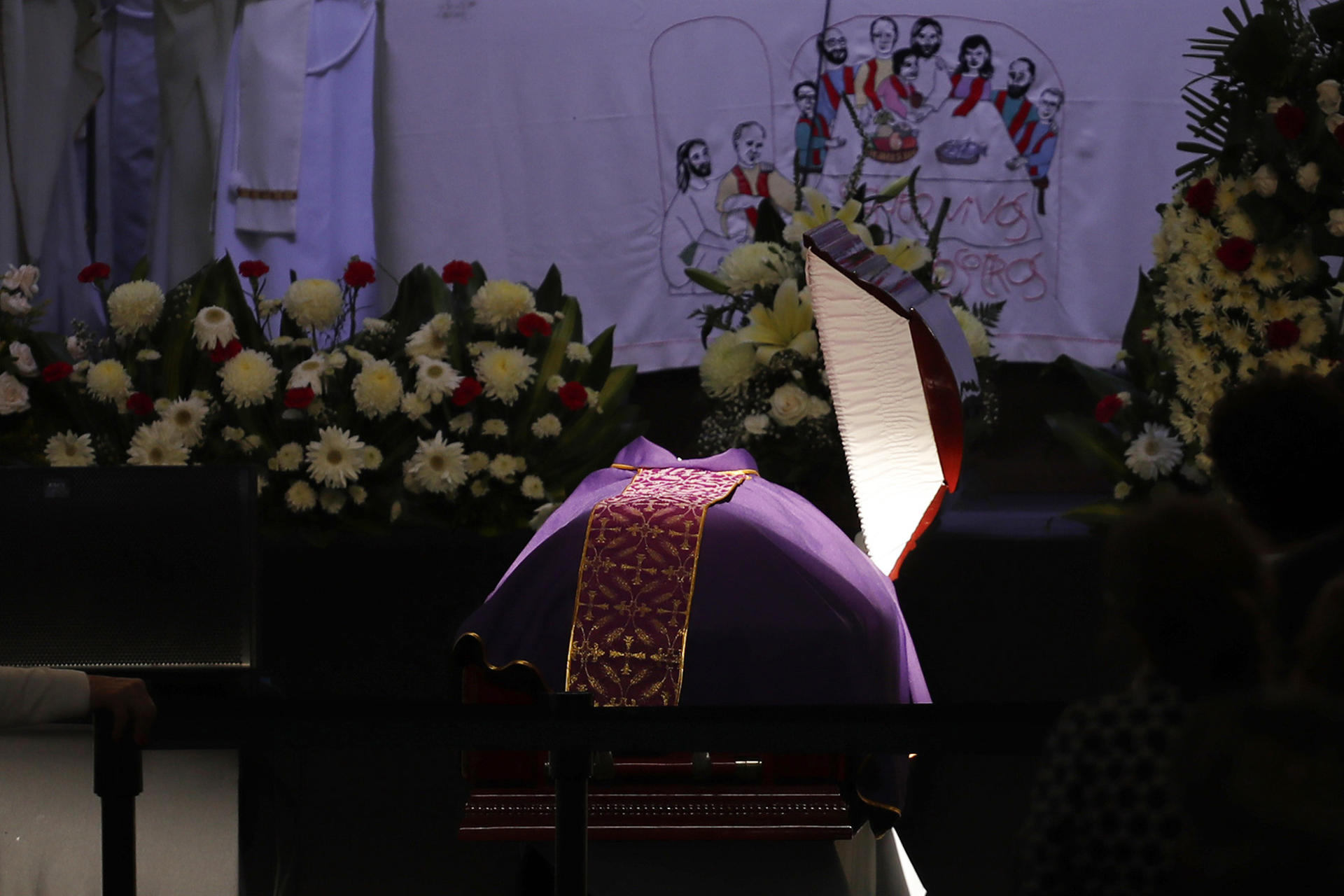 Fotografía que muestra el féretro del sacerdote hispano-salvadoreño José María Tojeira este jueves, en la Universidad Centroamericana (UCA), en Antiguo Cuscatlán (El Salvador). EFE/ Rodrigo Sura
