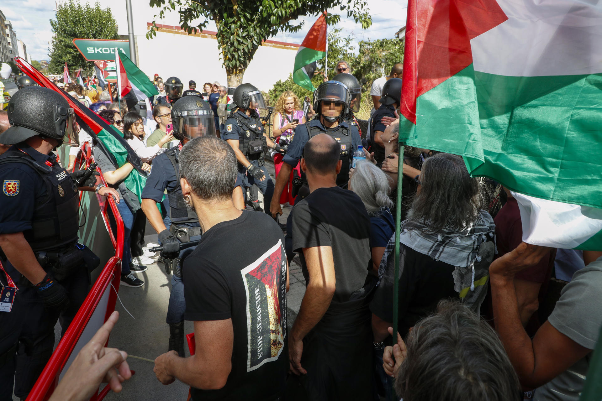 Manifestantes propalestinos protestan durante la decimoquinta etapa de la Vuelta ciclista a España que se disputa este domingo entre Vegadeo (Asturias) y Monforte de Lemos (Lugo) sobre un recorrido de 167,8 kilómetros. EFE/ Eliseo Trigo
