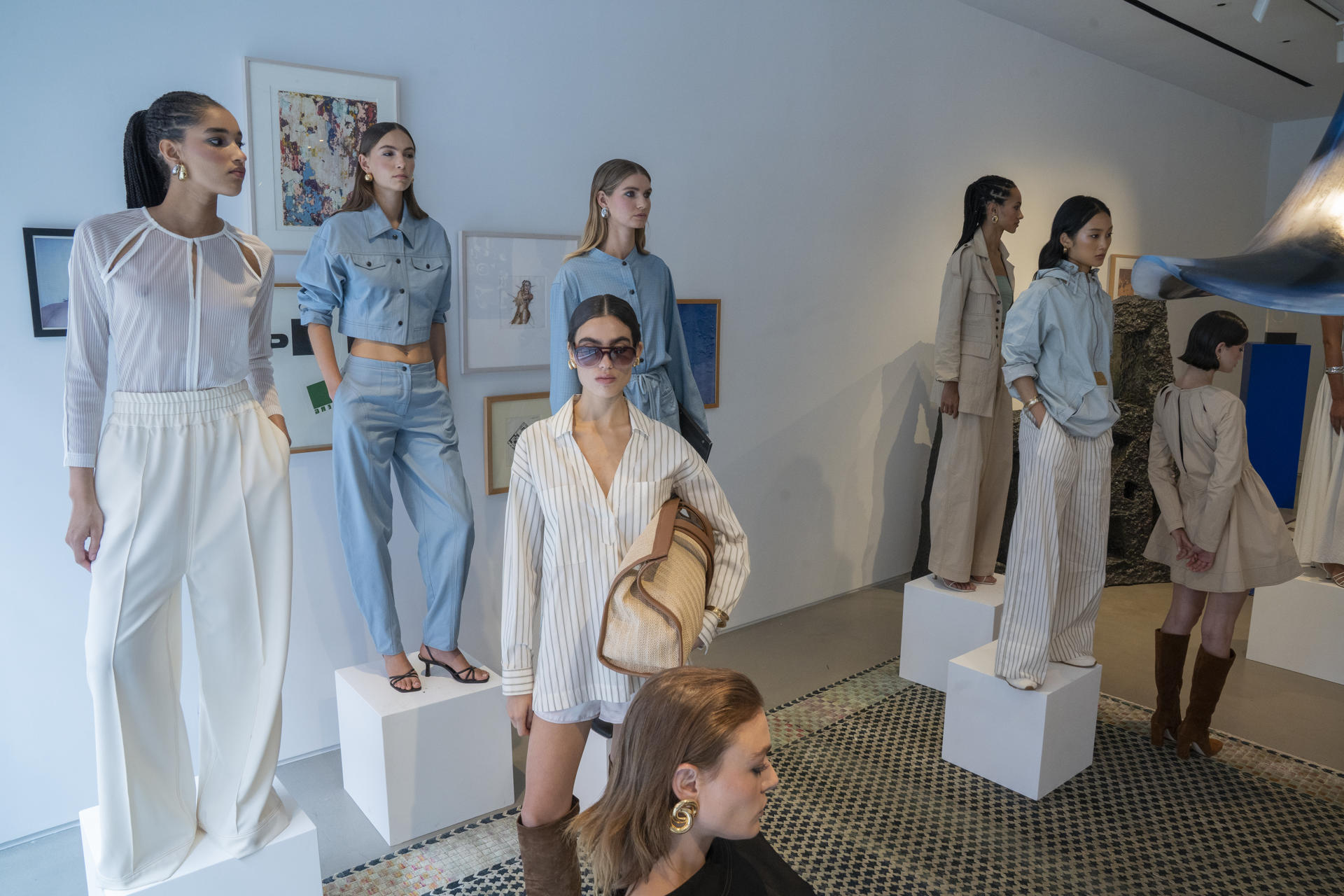 Modelos visten prendas de la diseñadora Dwarmis Concepción este viernes, en Nueva York (Estados Unidos). EFE/ Ángel Colmenares