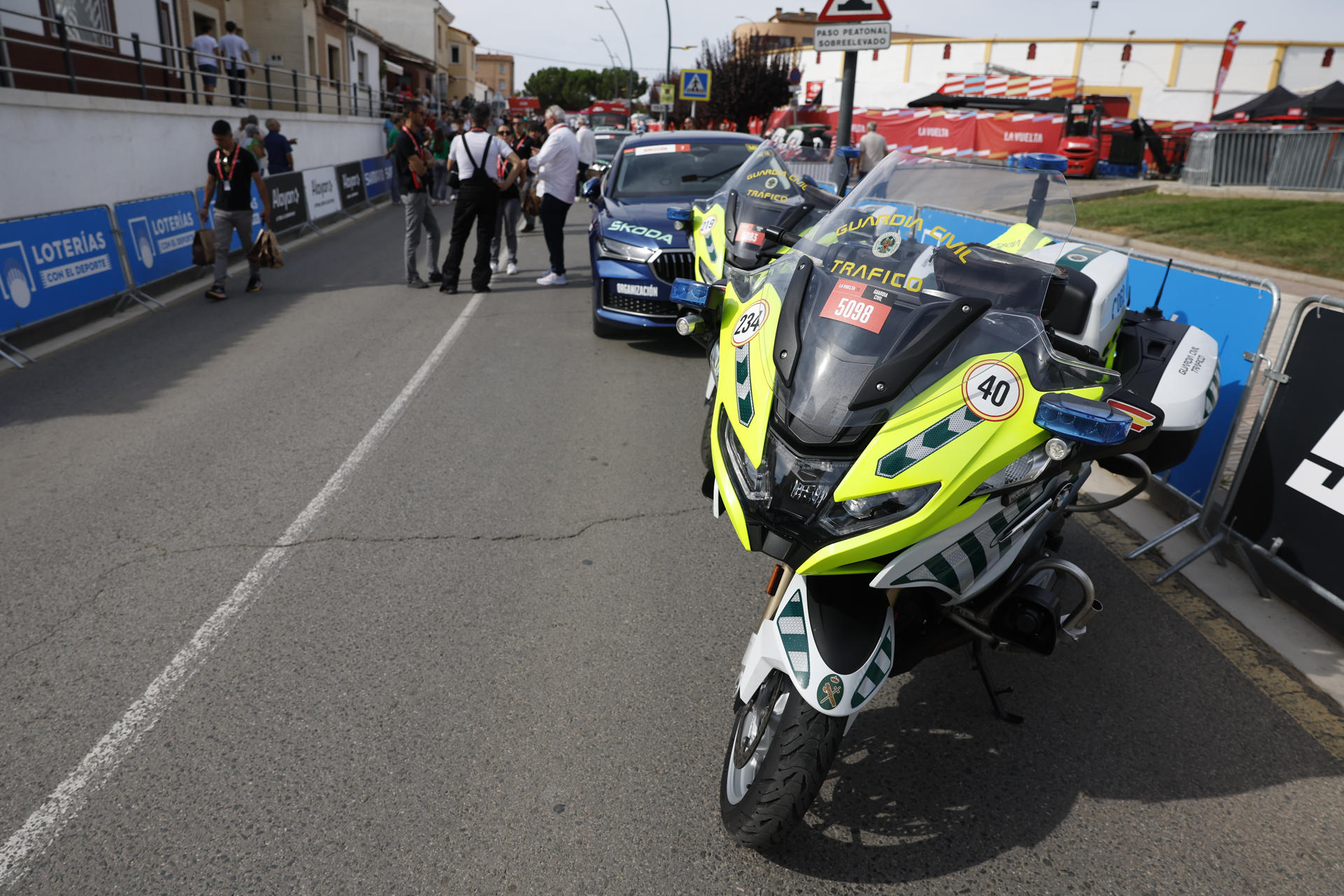 Algo más de 132 guardias civiles dan seguridad a la Vuelta Ciclista a España por tierra y aire para que cada etapa discurra sin incidentes, ni dentro de la cápsula de los ciclistas ni fuera de ella. EFE ha acompañado a los agentes los 195 kilómetros de la novena etapa de esta edición (Alfaro-Estación de Esquí de Valdezcaray) para conocer la labor que realizan en cada palmo del recorrido. EFE/ Javier Lizon