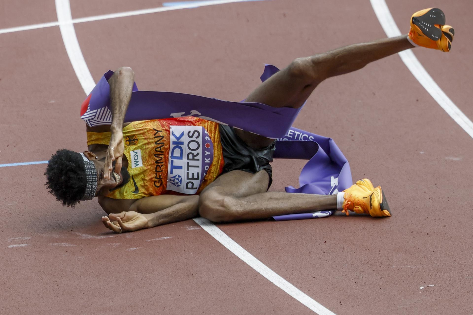 El alemán Amanal Petros perdió este lunes en Tokio por 3 centésimas la medalla de oro del maratón en los Mundiales de Atletismo y debió conformarse con la plata. EFE/EPA/MAST IRHAM