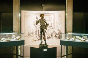 Más de 300 piezas de la colección cervantina del Museo Castillo de Peralada (Girona), creada por el bibliófilo Miguel Mateu, salen por primera de su emblemática biblioteca para exponerse en el Espacio Cultural Serrería Belga, cuando instituciones ambas celebran su primer centenario. Fotos cedidas. EFE