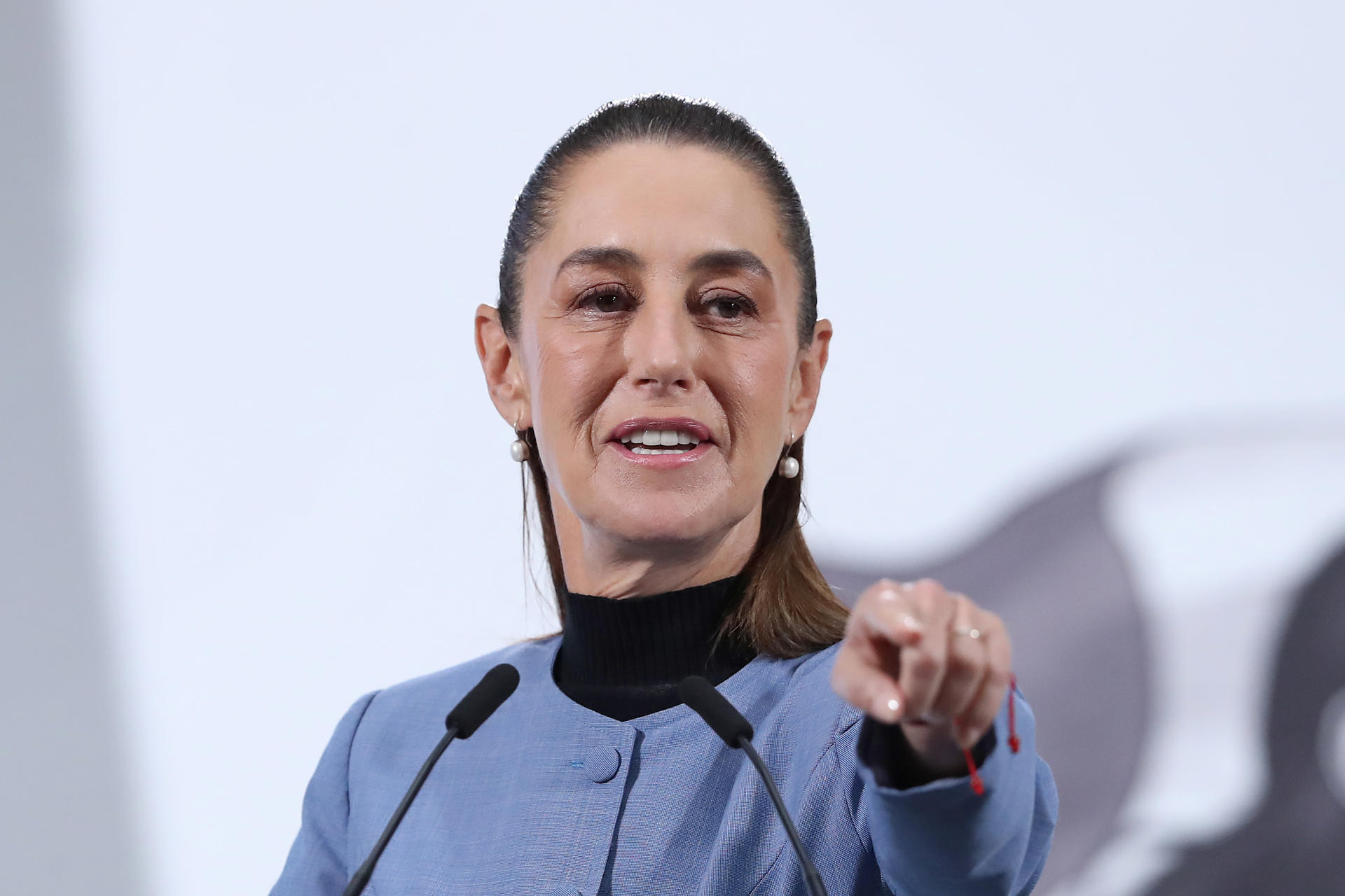La presidenta de México, Claudia Sheinbaum, participa durante una rueda de prensa este lunes en Palacio Nacional de la Ciudad de México (México). EFE/Mario Guzmán
