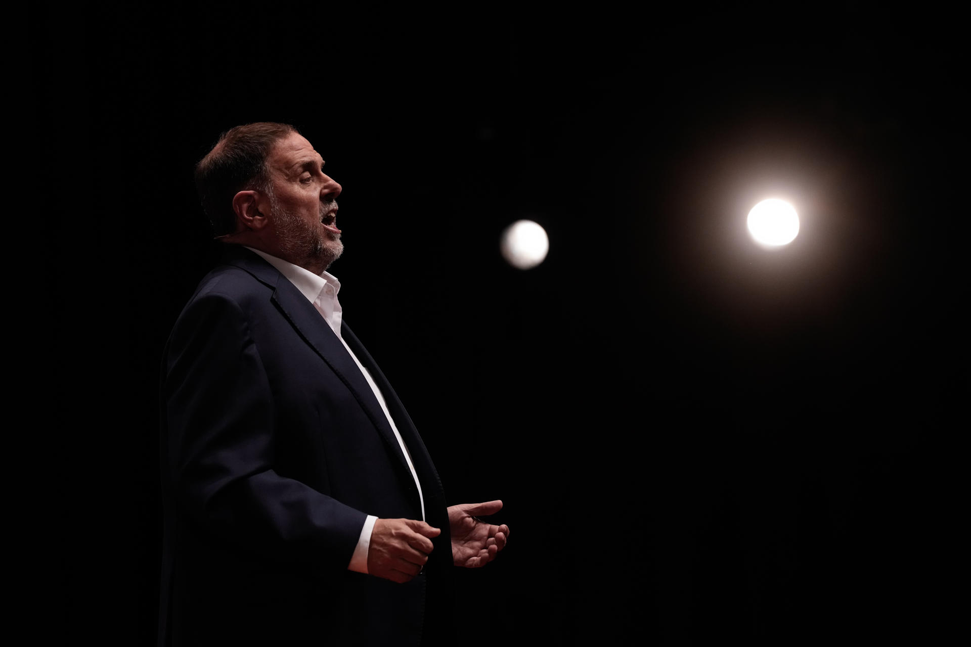 El presidente de ERC, Oriol Junqueras, durante la conferencia política que bajo el título -Una nueva ambición nacional- pronuncia para exponer sus líneas estratégicas en el nuevo curso político y postularse como candidato a la presidencia de la Generalitat en las próximas elecciones catalanas, hoy martes en L'Auditori de Barcelona. EFE/Enric Fontcuberta