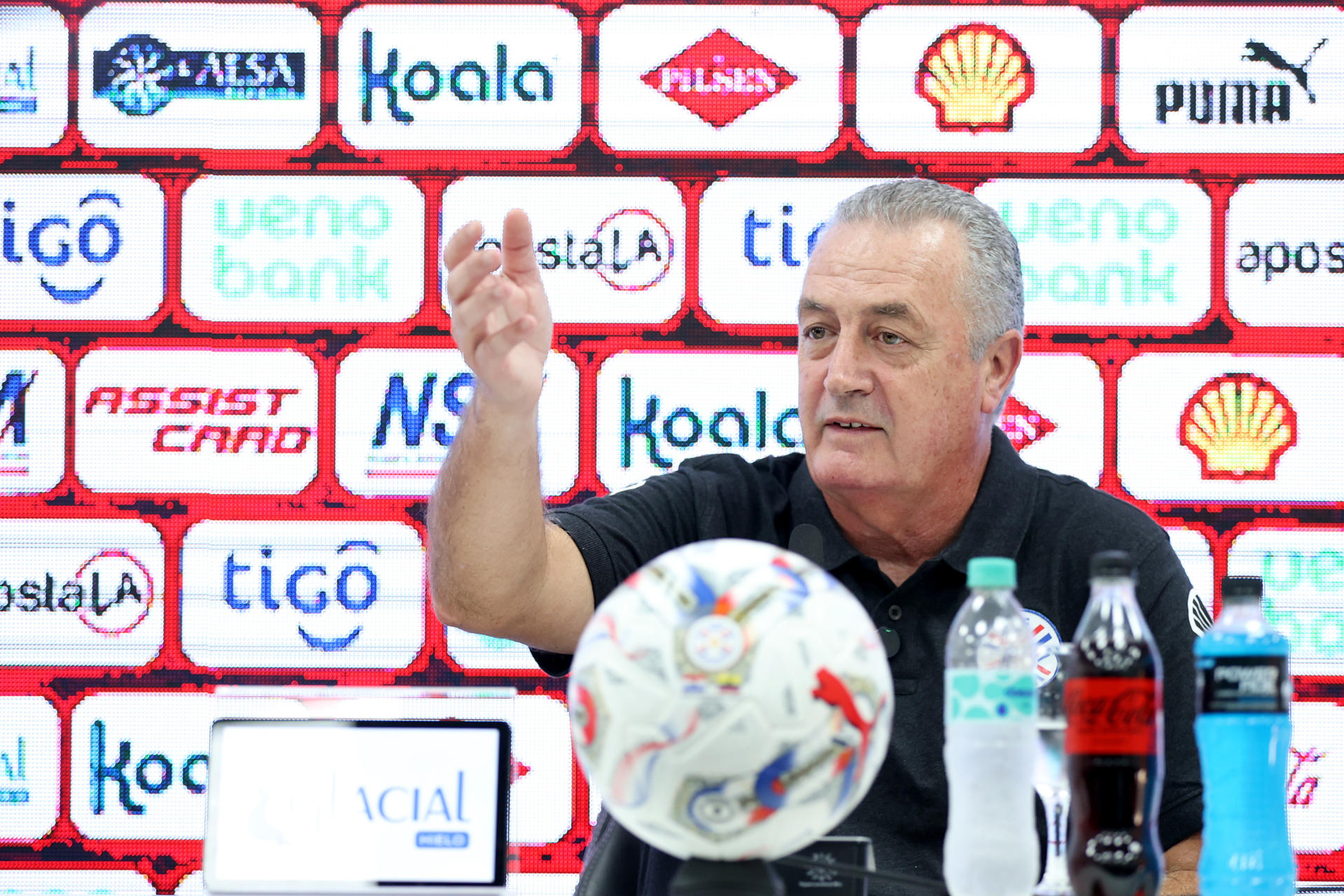 El seleccionador de Paraguay, Gustavo Alfaro, habla durante una conferencia de prensa en el Centro de Alto Rendimiento en Ypané (Paraguay). EFE/ Juan Pablo Pino