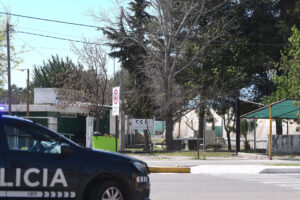 Un vehículo de la policía resguarda una zona a las afueras de un colegio este miércoles, en Mendoza (Argentina). EFE/ STR