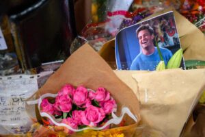 Fotografía de archivo, tomada el 30 octubre de 2023, de arreglos florales y ofrendas en memoria del actor estadounidense Matthew Perry, quien había fallecido dos días atrás, en Nueva York (NY, EE.UU.) EFE/Tamas Vasvari