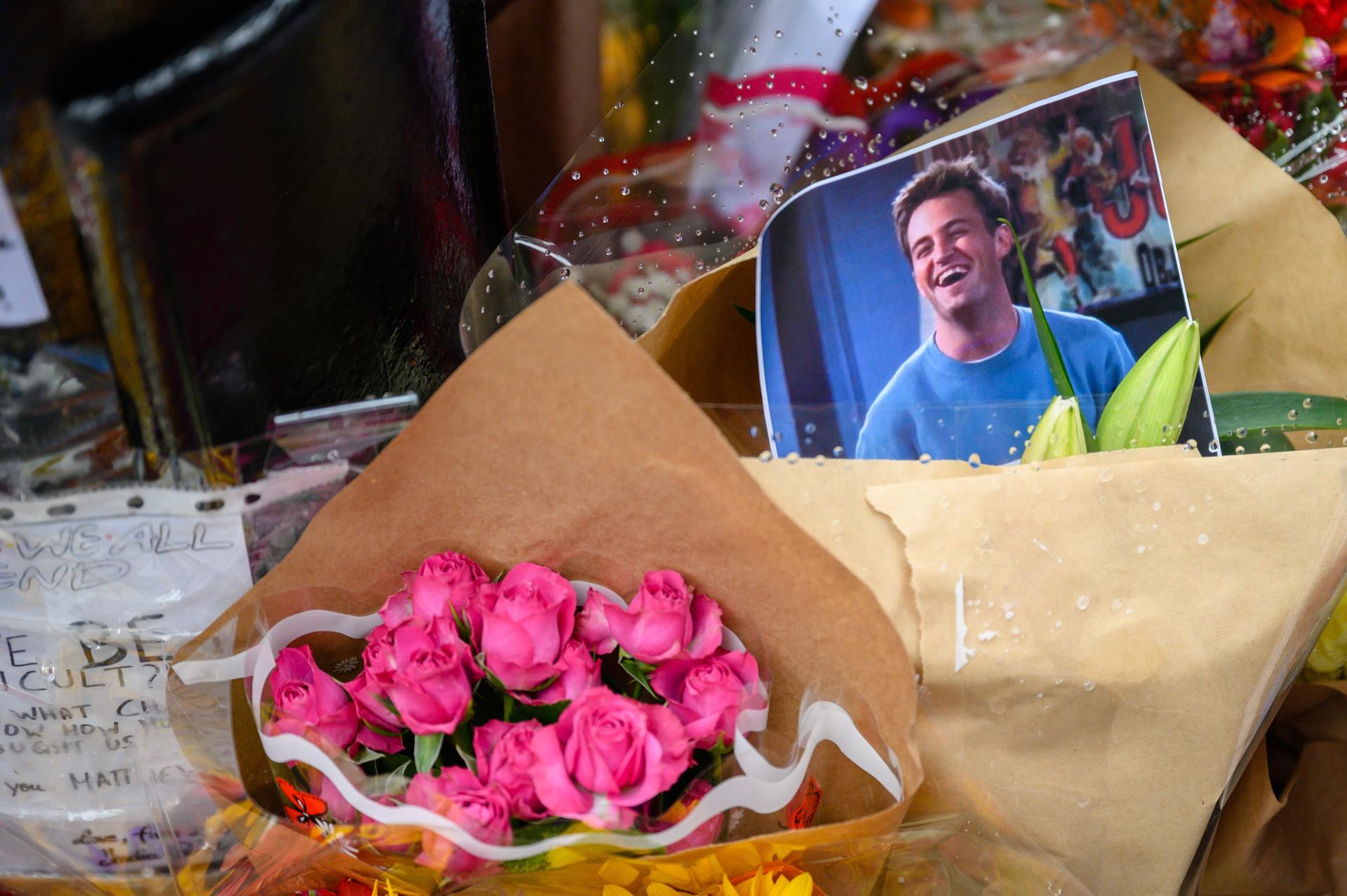 Fotografía de archivo, tomada el 30 octubre de 2023, de arreglos florales y ofrendas en memoria del actor estadounidense Matthew Perry, quien había fallecido dos días atrás, en Nueva York (NY, EE.UU.) EFE/Tamas Vasvari
