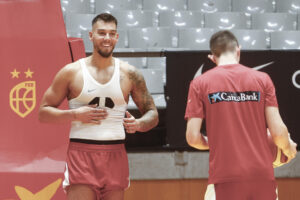 El pivot de la selección española de baloncesto Willy Hernangómez (i), durante un entrenamiento del pasado 12 de agosto. EFE/ Quique García