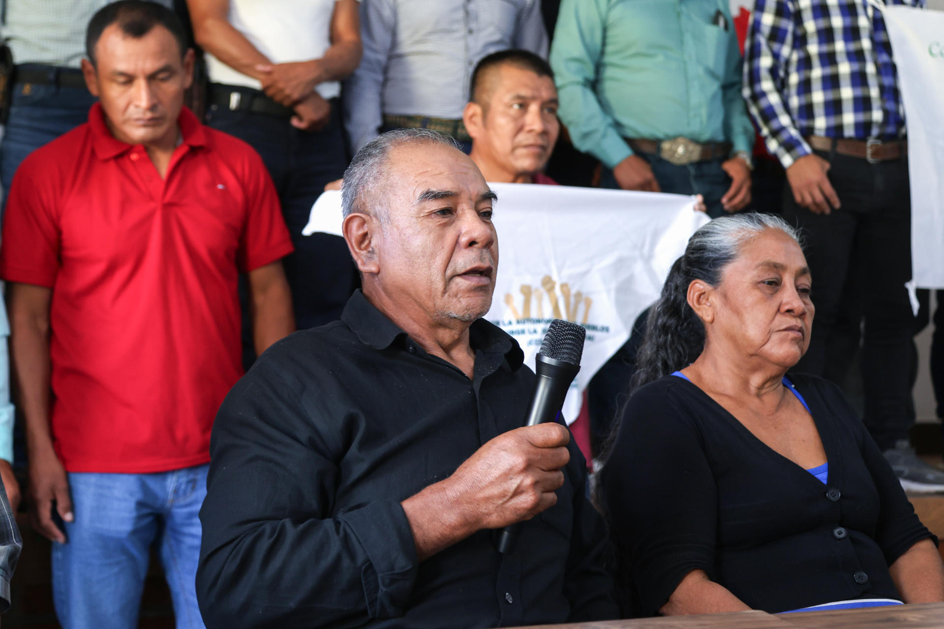 El dirigente de la comunidad Nueva Esperanza ubicada en Santa Rosa, Mauricio Rivas, habla durante una rueda de prensa este 18 de septiembre de 2025, en Ciudad de Guatemala (Guatemala). EFE/ Mariano Macz
