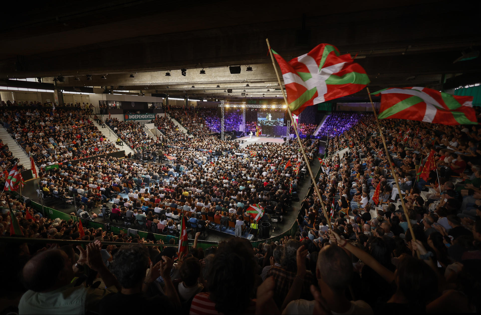 Vista general este sábado, de un acto nacional de Sortu celebrado en el pabellón Anaitasuna de Pamplona. El secretario general de Sortu, Arkaitz Rodriguez, ha afirmado este sábado, en un acto nacional del partido celebrado en el pabellón Anaitasuna de Pamplona, que "la mayor oportunidad y el mayor desafío del momento es dar un paso en nuestro proceso de soberanía". EFE/ VILLAR LOPEZ
