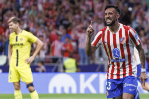 El centrocampista argentino del Atlético de Madrid Nico Gozález celebra su gol contra el Villarreal, durante el partido de la cuarta jornada de LaLiga de fútbol que Atlético de Madrid y Villarreal CF disputaron en el estadio Metropolitano. EFE/Sergio Pérez