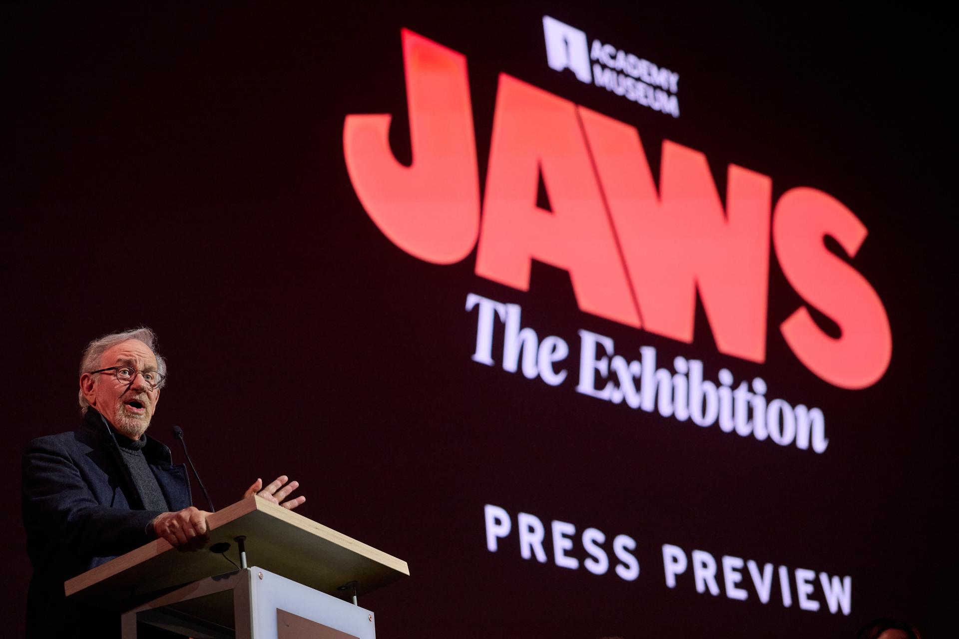El cineasta estadounidense Steven Spielberg habla durante la presentación de prensa de Jaws: The Exhibition en el Museo de la Academia en Los Ángeles, California, el 10 de septiembre de 2025. EFE/EPA/ALLISON DINNER