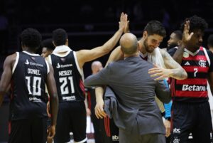 Jugadores de Flamengo celebran después de ganar el partido de baloncesto de la Copa Intercontinental de la FIBA 2025 contra Illawarra Hawks, en Singapur. EFE/EPA/HOW HWEE YOUNG