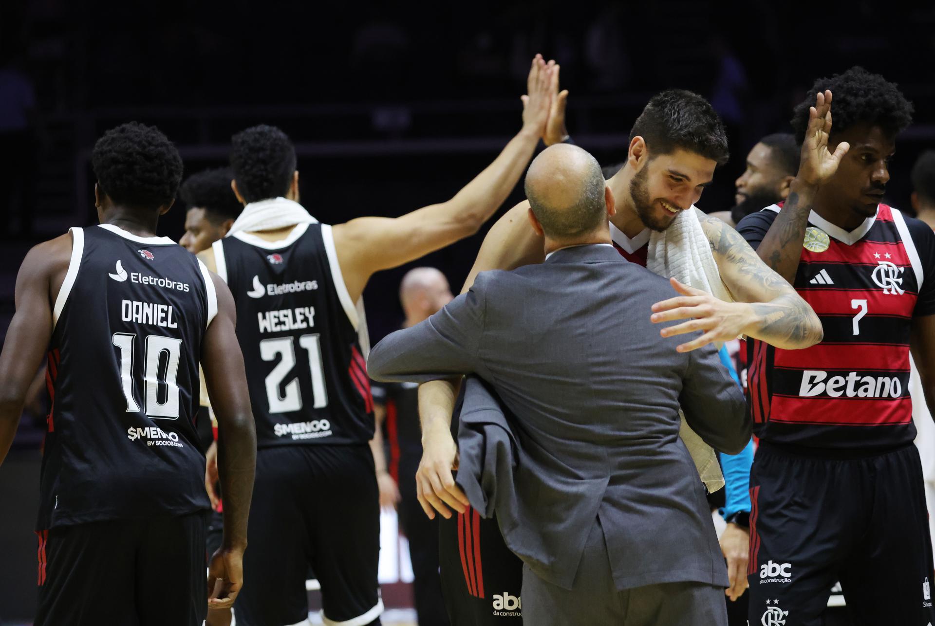 Jugadores de Flamengo celebran después de ganar el partido de baloncesto de la Copa Intercontinental de la FIBA 2025 contra Illawarra Hawks, en Singapur. EFE/EPA/HOW HWEE YOUNG