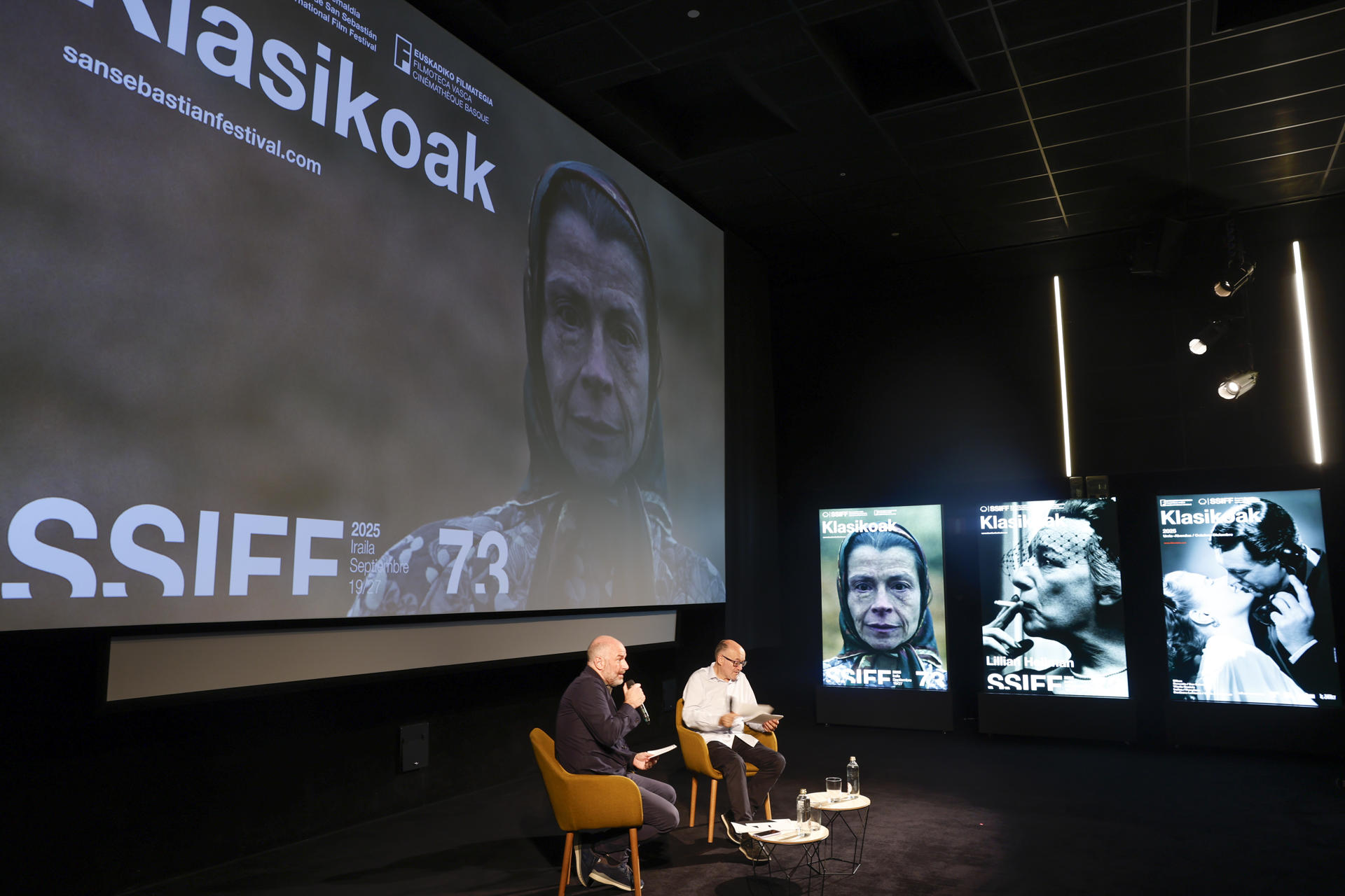 El director de la Filmoteca Vasca, Joxean Fernández (c), y el del Festival de Cine de San Sebastián, José Luis Rebordinos (d), presentan este miércoles en San Sebastián las tres programaciones que integran la iniciativa Klasikoak y sus respectivos carteles. EFE/Juan Herrero.