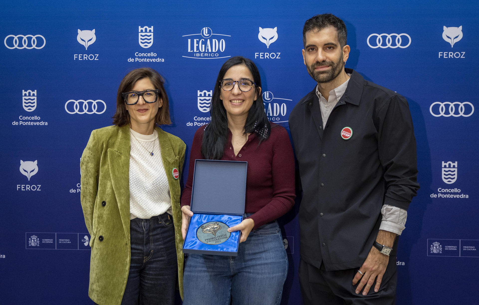 La directora Alauda Ruiz de Azua (c) ha recibido el premio Feroz Zinemaldia por la película 'Los domingos' de manos del actor Tamar Novas, este sábado, en el 73 Festival Internacional de Cine de San Sebastián. EFE/Javier Etxezarreta