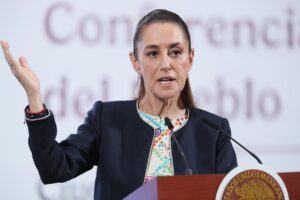La presidenta de México, Claudia Sheinbaum, habla durante una rueda de prensa este lunes, en el Palacio Nacional de la Ciudad de México (México). EFE/ Mario Guzmán