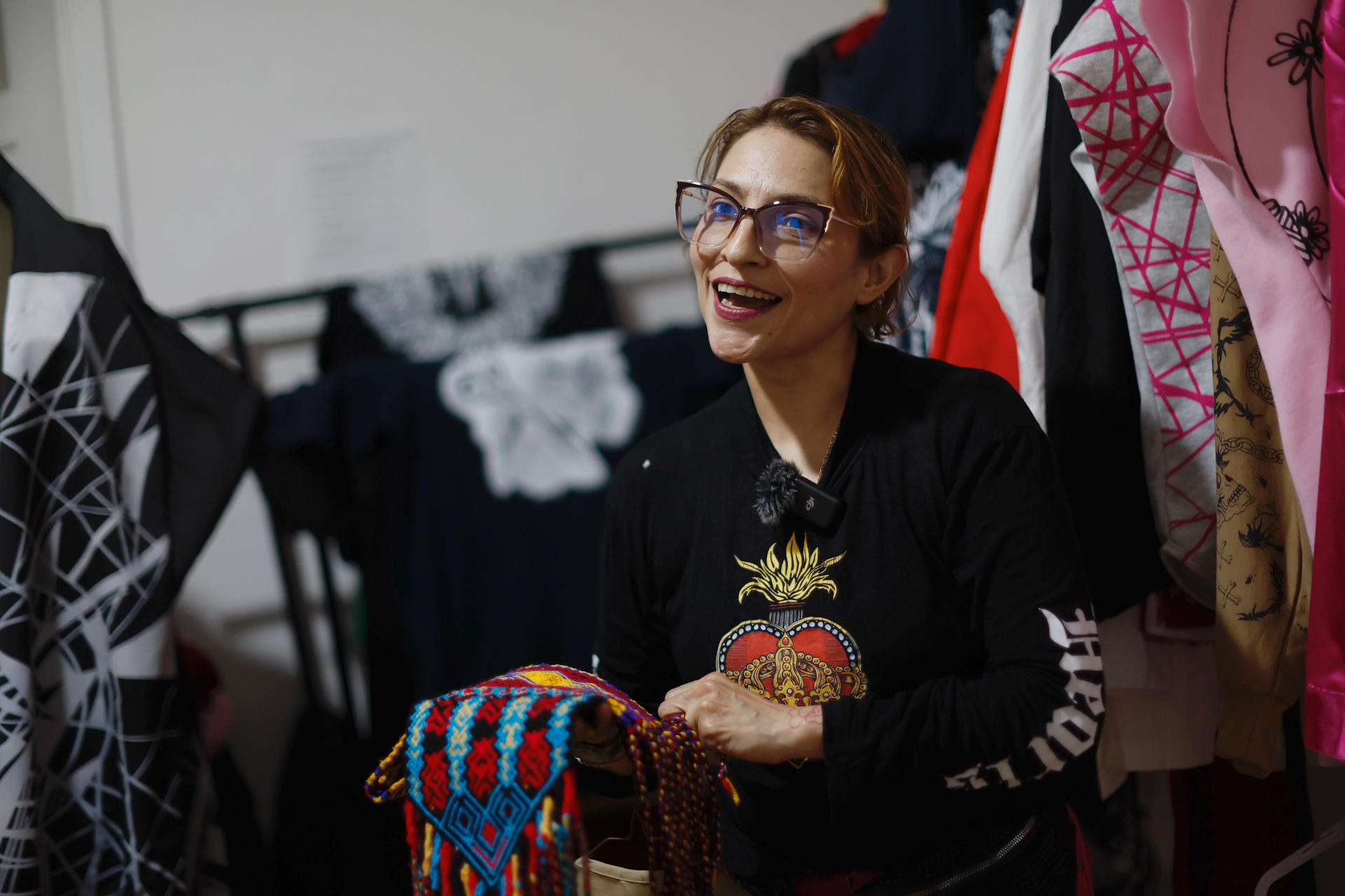 La diseñadora de vestuario, Sandra Garibaldi muestra una prenda durante una entrevista con EFE este sábado, en la Ciudad de México (México). EFE/Sáshenka Gutiérrez