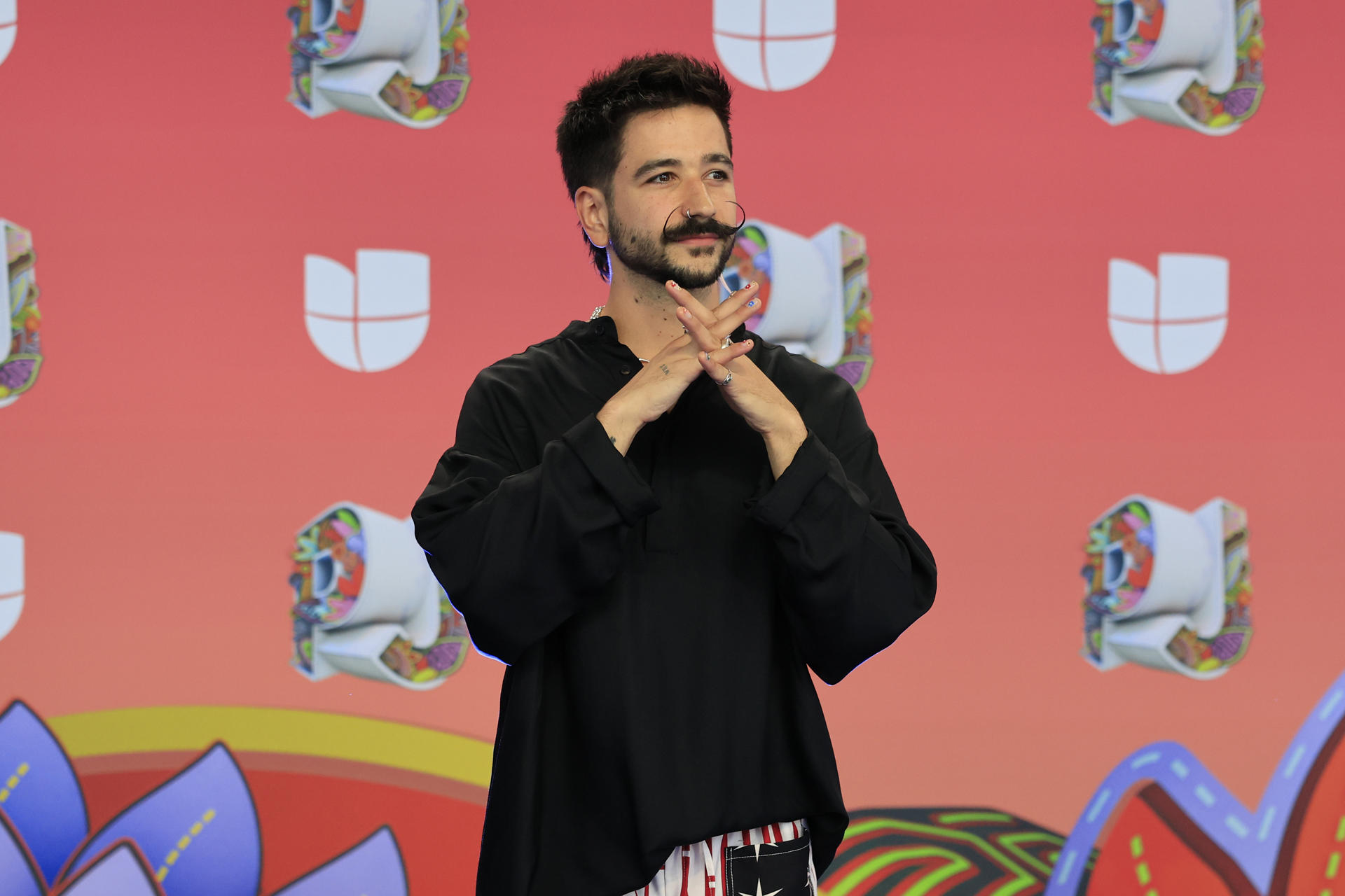 El cantante Camilo posa durante la alfombra azul de los Premios Juventud este jueves, en Ciudad de Panamá (Panamá). EFE/ Bienvenido Velasco
