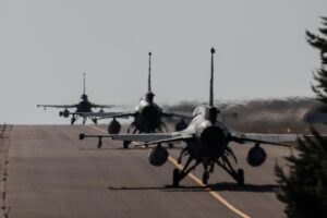 Fotografía de archivo de aviones de combate F16. EFE/GIUSEPPE LAMI