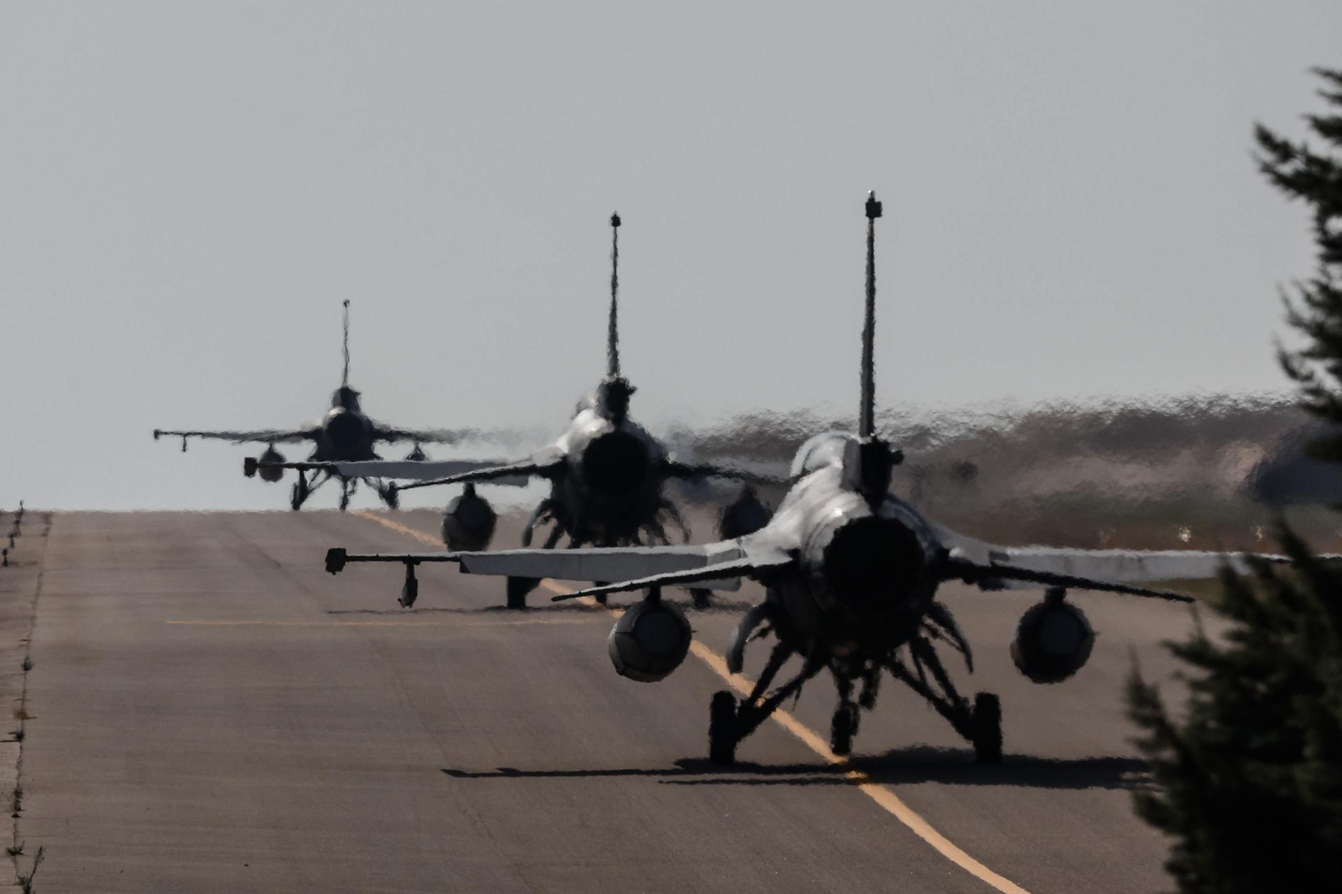 Fotografía de archivo de aviones de combate F16. EFE/GIUSEPPE LAMI