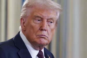 El presidente de Estados Unidos, Donald Trump, observa durante una conferencia de prensa conjunta con el primer ministro israelí, Benjamin Netanyahu(fuera de cuadro), en el Comedor de Estado de la Casa Blanca en Washington, DC, EE.UU. EFE/WILL OLIVER
