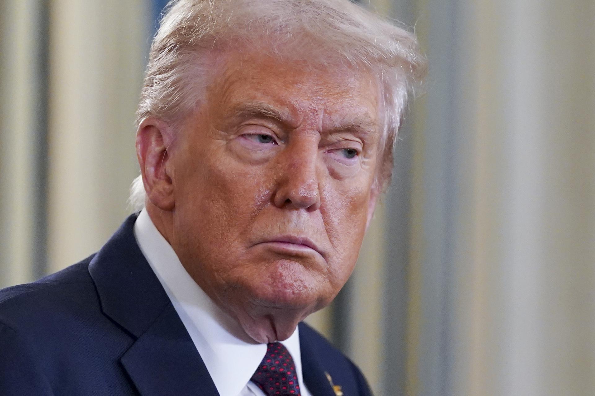 El presidente de Estados Unidos, Donald Trump, observa durante una conferencia de prensa conjunta con el primer ministro israelí, Benjamin Netanyahu(fuera de cuadro), en el Comedor de Estado de la Casa Blanca en Washington, DC, EE.UU. EFE/WILL OLIVER