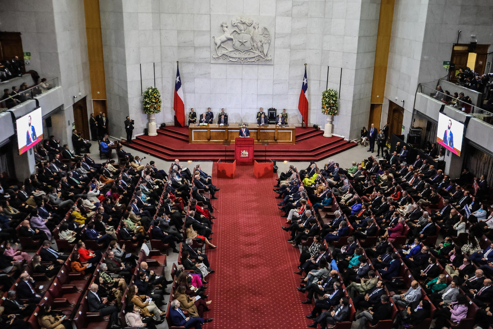 Foto de archivo del presidente de Chile, Gabriel Boric (c), en el salón de honor del Congreso Nacional, en Valparaíso (Chile). EFE/ Cristóbal Basaure