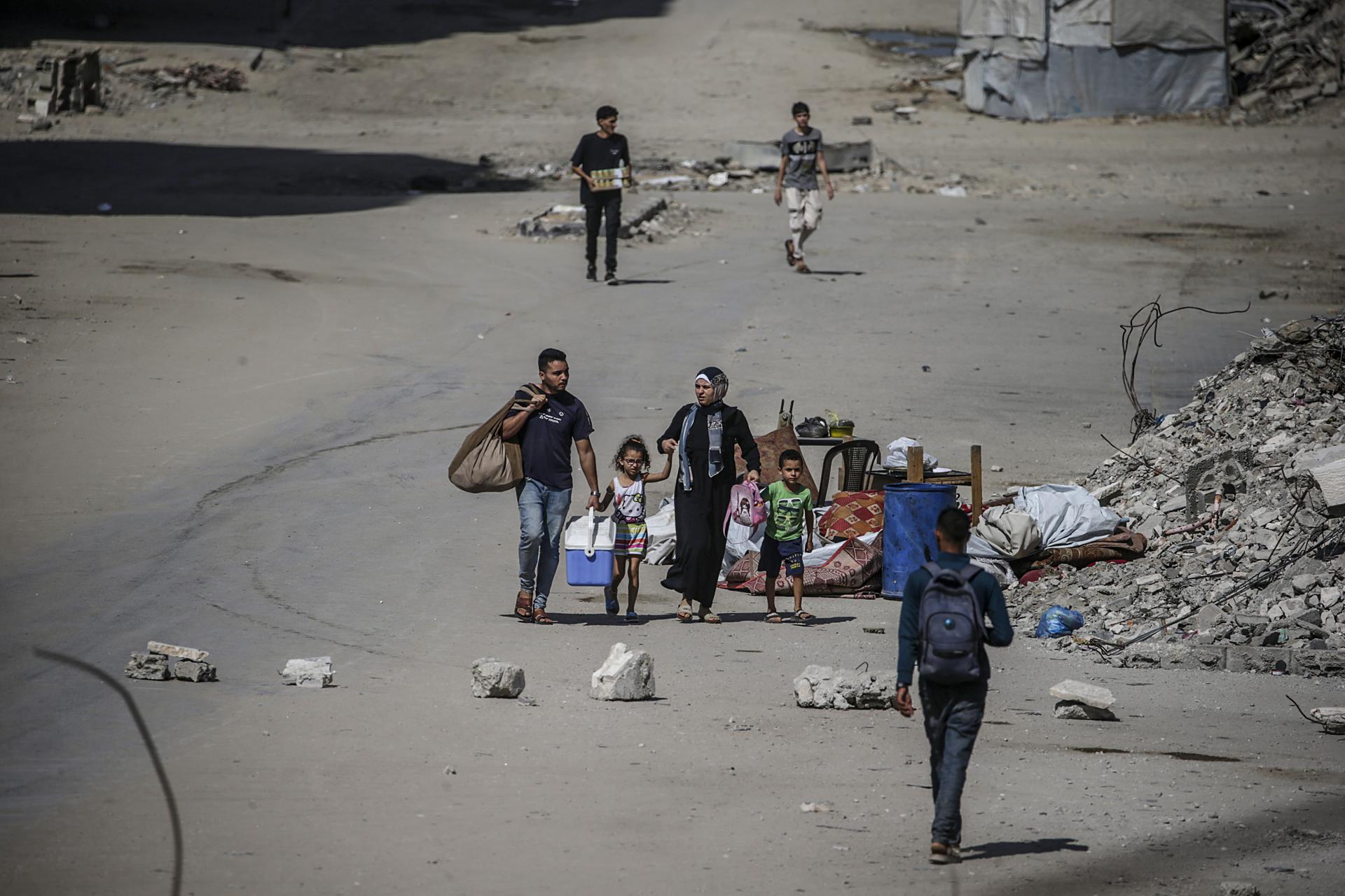 Los palestinos desplazados internamente se mueven con sus pertenencias antes de un ataque aéreo israelí en la ciudad de Gaza, 06 de septiembre de 2025. I
EFE/EPA/MOHAMMED SABER