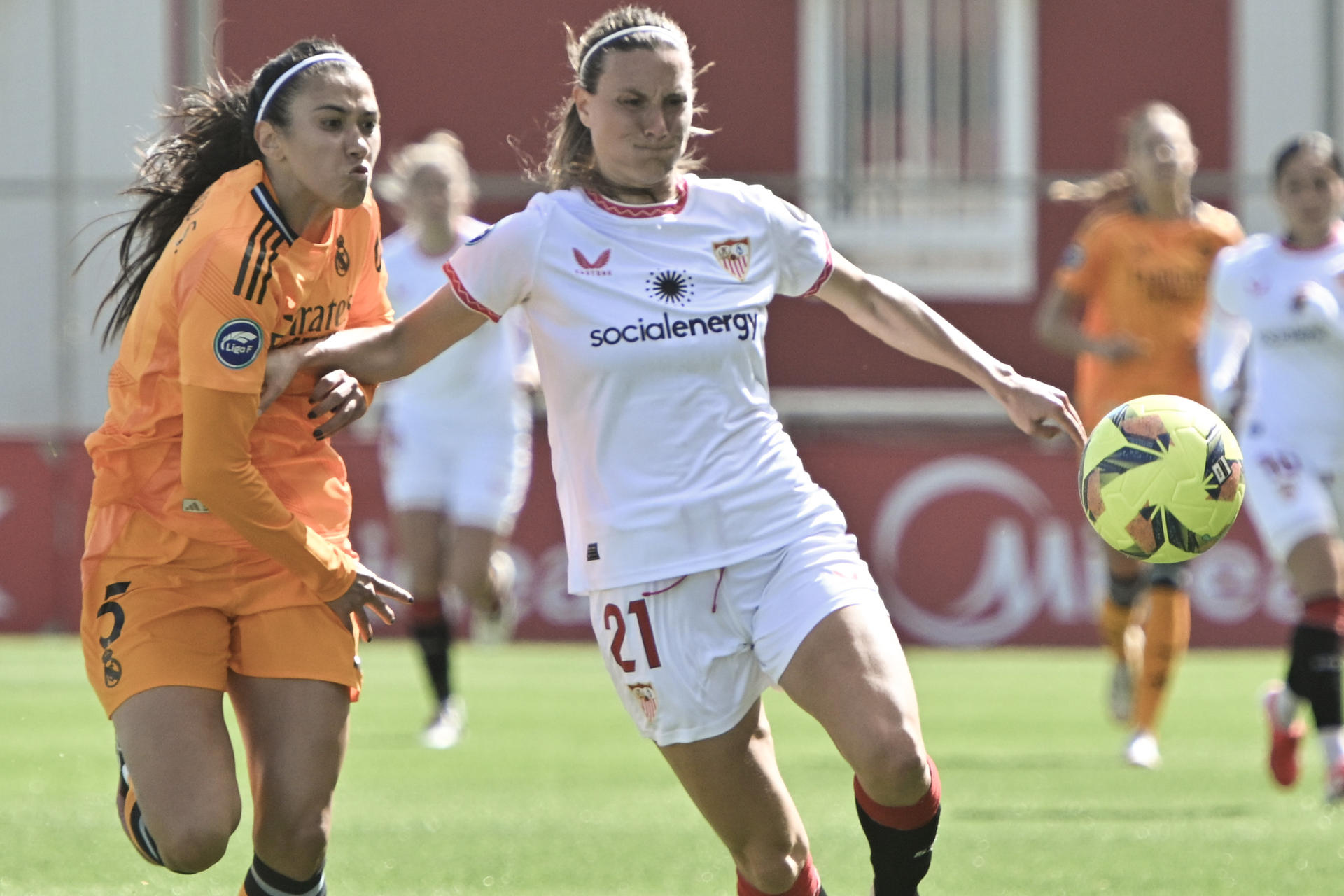 Fotografía de Raúl Caro, en la que puede verse en una imagen de archivo del 9 de marzo de 2025 a la futbolista del Sevilla Gemma Gili (d). EFE
