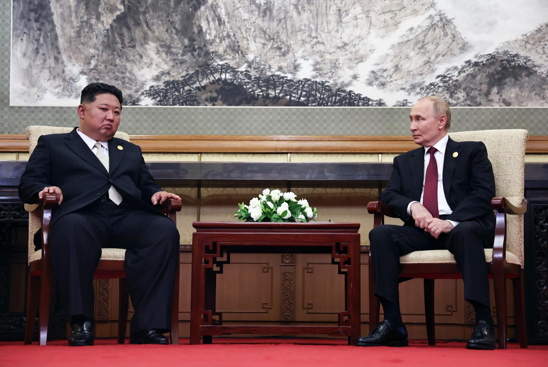 El líder norcoreano, Kim Jong Un, (I) y el presidente ruso, Vladimir Putin, asisten a una reunión en la Casa de Huéspedes del Estado Diaoyutai, con motivo del 80 aniversario de la victoria en la Guerra Popular de Resistencia China contra la Agresión Japonesa y el final de la Segunda Guerra Mundial, en Pekín, China, 03 de septiembre de 2025. EFE/EPA/ALEXANDER KAZAKOV/SPUTNIK/KREMLIN POOL MANDATORY CREDIT