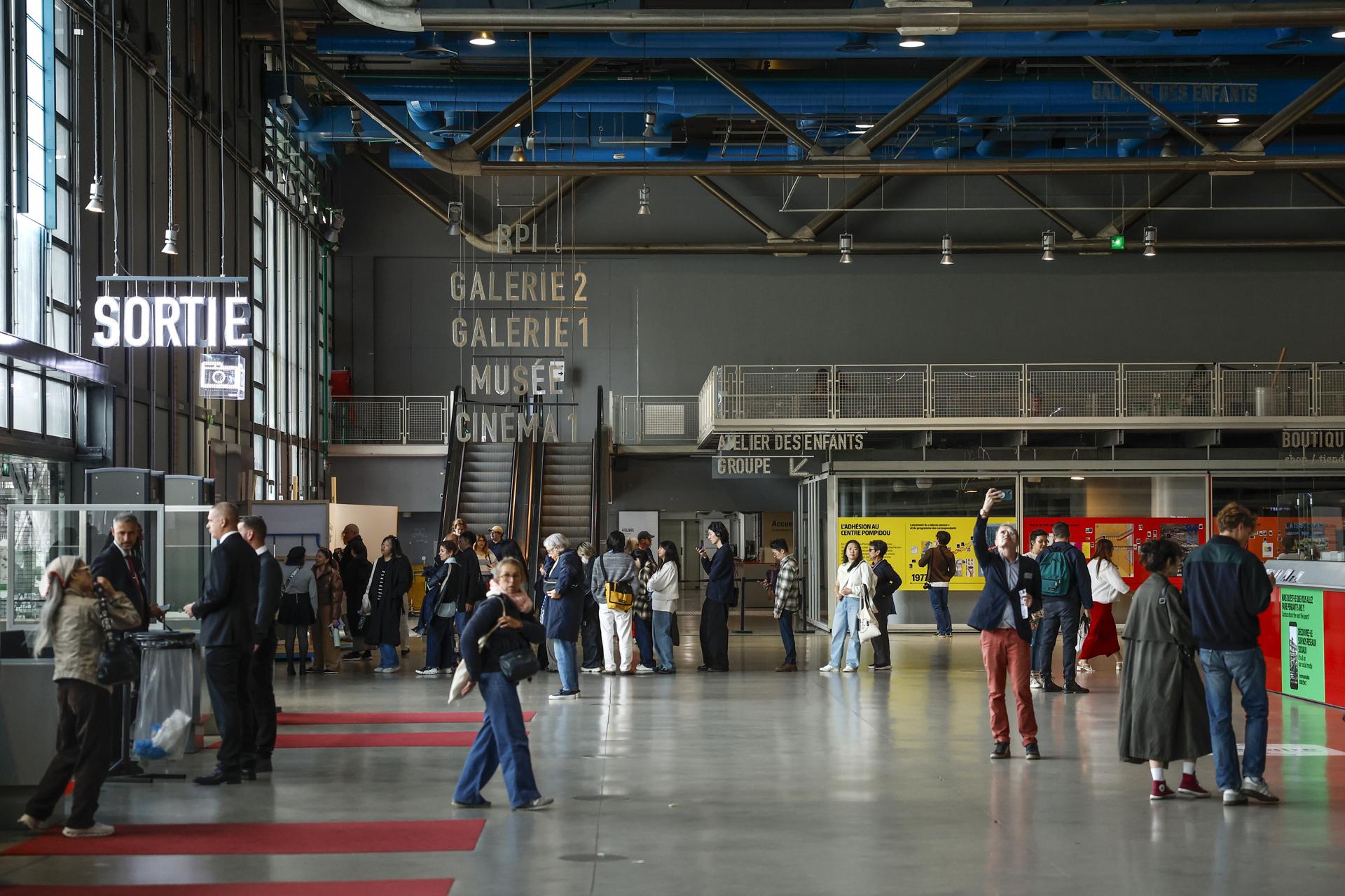 París, 22 sep (EFE).- El Centro Pompidou cierra este lunes las puertas de su edificio histórico en París para iniciar una profunda renovación que se prolongará hasta 2030; un "día histórico, triste, pero lleno de responsabilidad", según expresó Jeanne Brun, directora adjunta del museo de arte contemporáneo. EFE/EPA/YOAN VALAT
