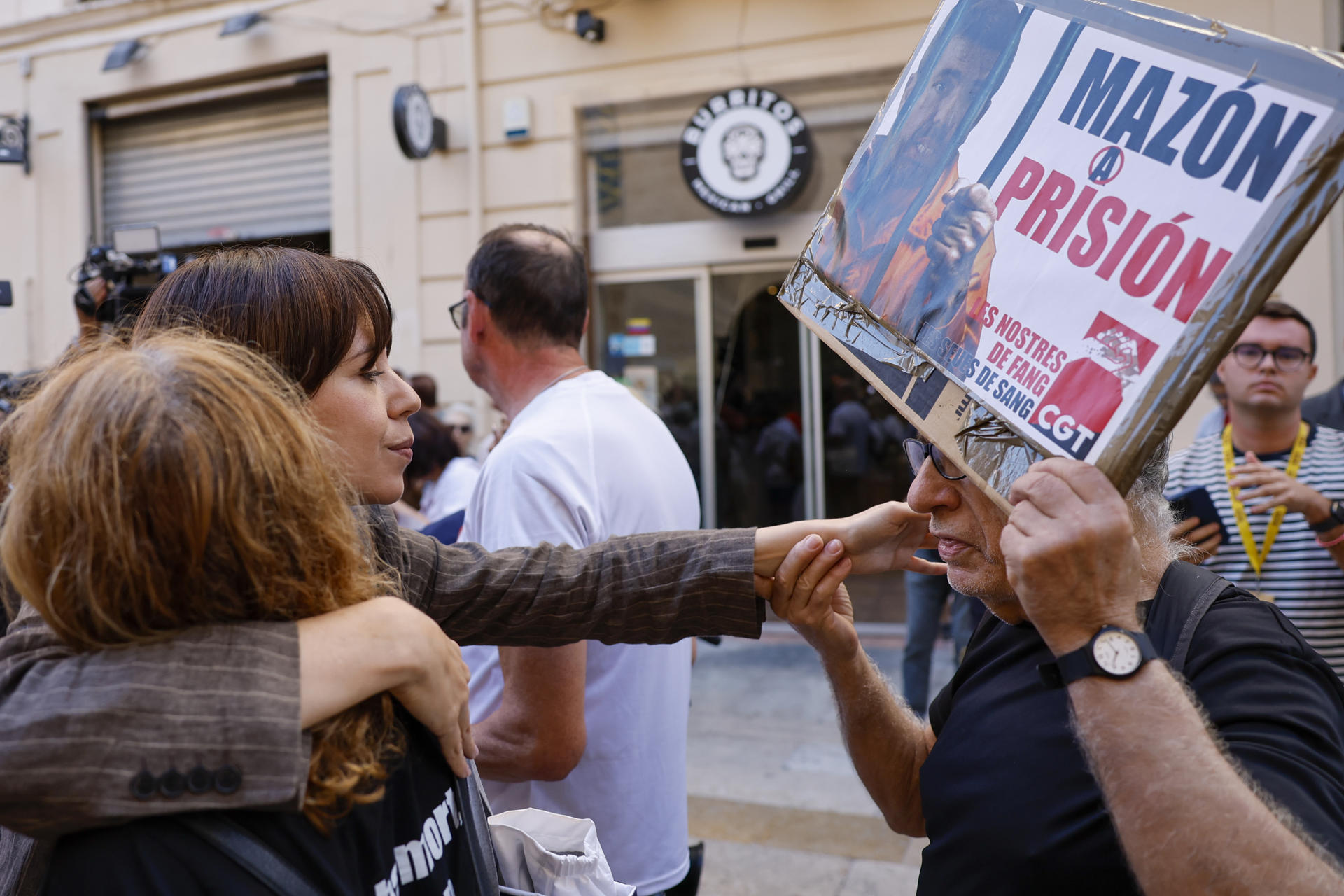 La secretaria general del PSPV-PSOE y ministra de Ciencia, Innovación y Universidades, Diana Morant, abraza a unos asistentes a la concentración convocada por la Asociación de Víctimas de la Dana 29 de octubre de 2024 ante Les Corts antes de asistir al Debate parlamentario de Política General o sobre el estado de la Comunitat Valenciana, el primero después de la tragedia en la que murieron 229 personas. EFE/Ana Escobar
